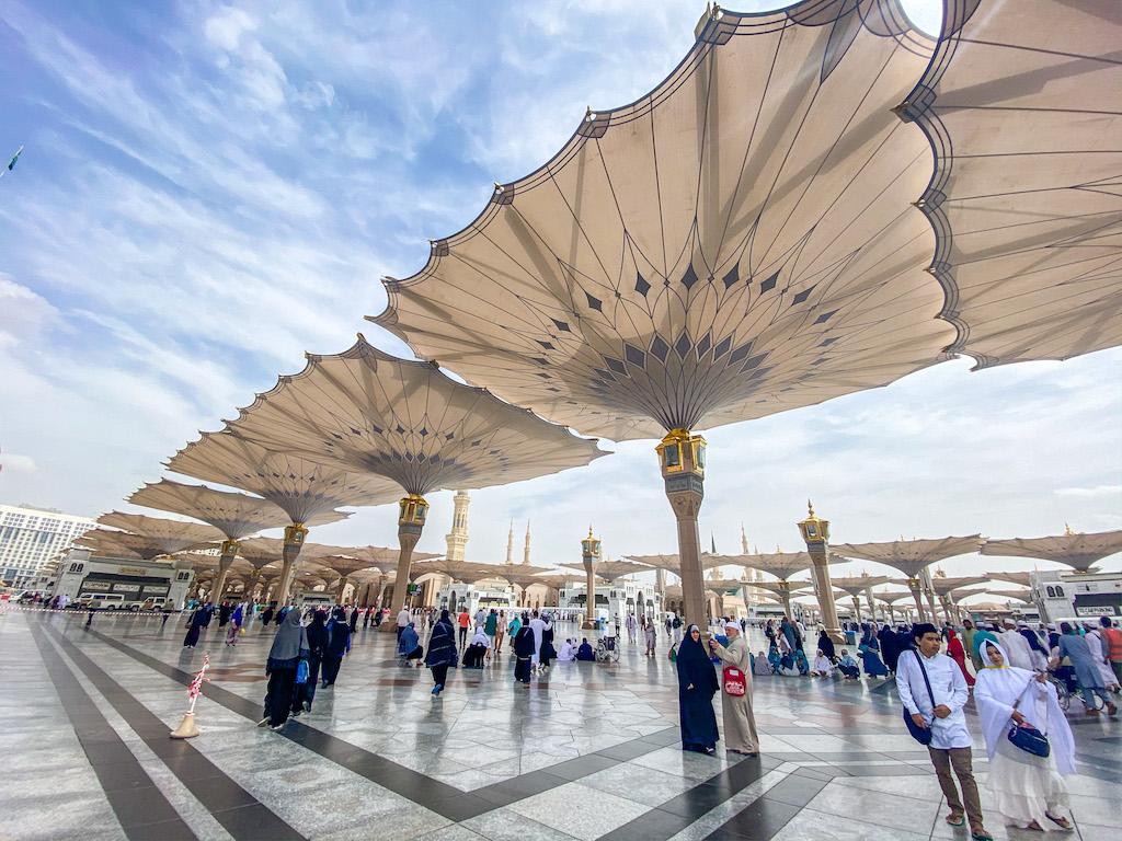 معتمرون في بيت الله الحرام